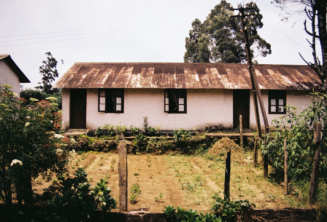 a-house-with-a-fence-around-it-bterbpu-p5o